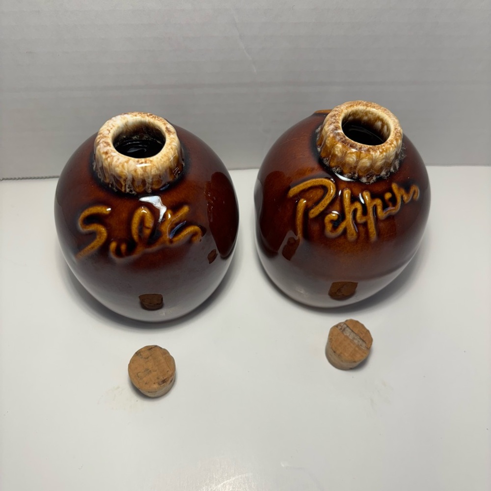 Hull USA Brown Drip Salt Pepper Shakers Cork Stoppers Hull Pottery Discontinued - Picture 3 of 6